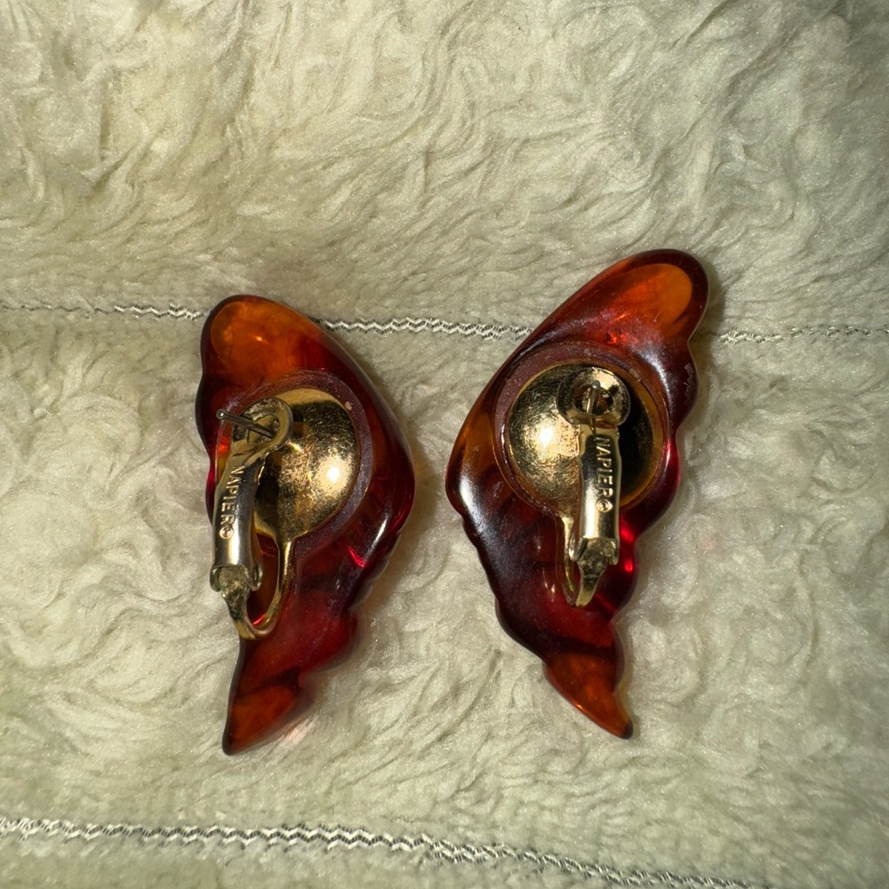 Vintage Napier Large Amber Lucite Shell Shape Pierced Earrings - Picture 4 of 4